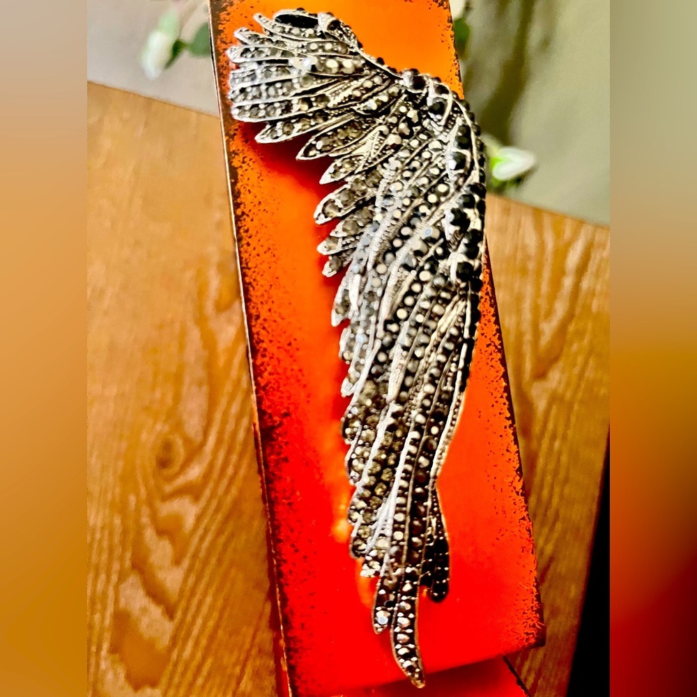 Angel wing brooche